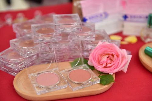 高校老师带学生自制化妆品 颜色源自学校600余米 蔷薇墙